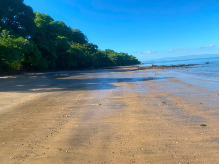 Plage en bord de mer à Ampilahoa