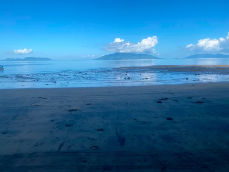 Terrain les pieds dans l'eau à Ampilahoa