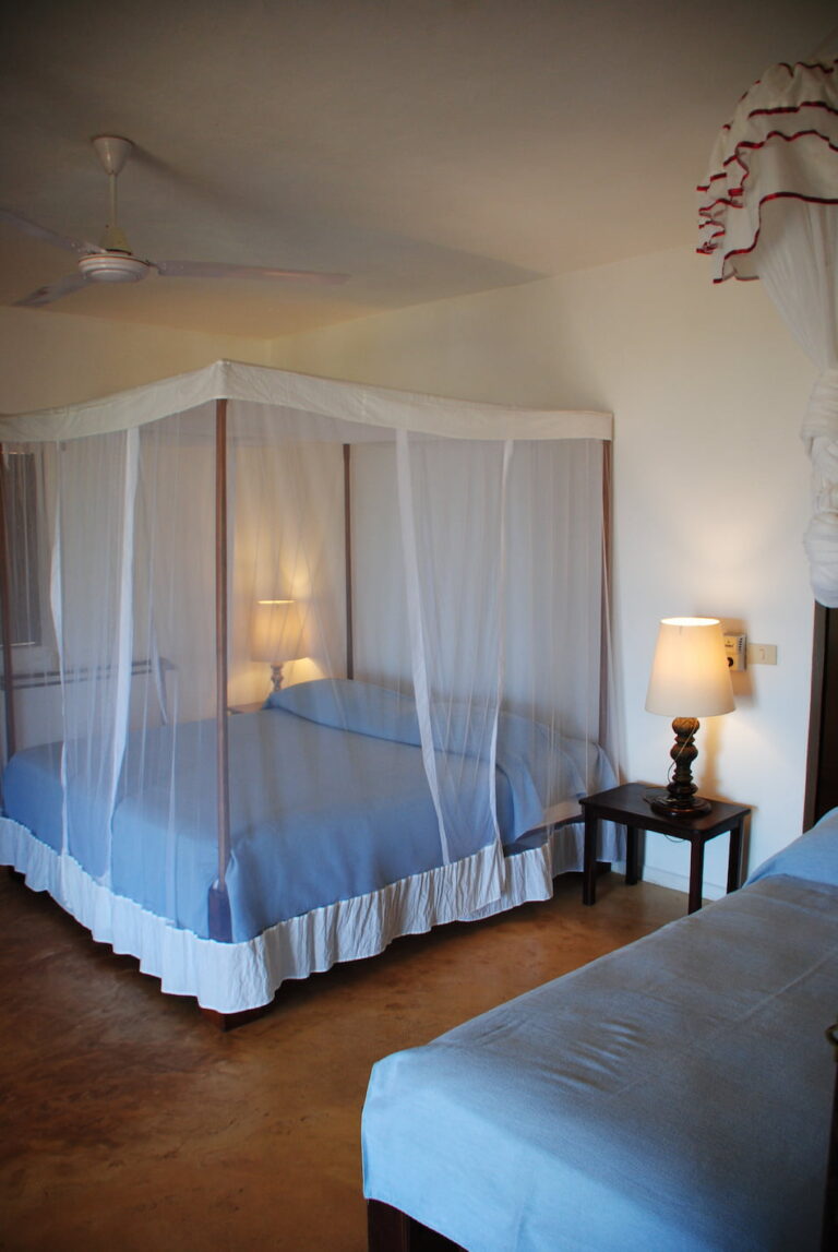Chambre avec lit à moustiquaire – Villa Soleil
