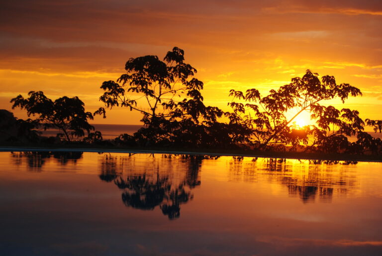 Domaine Villa Soleil – Coucher de soleil sur la piscine