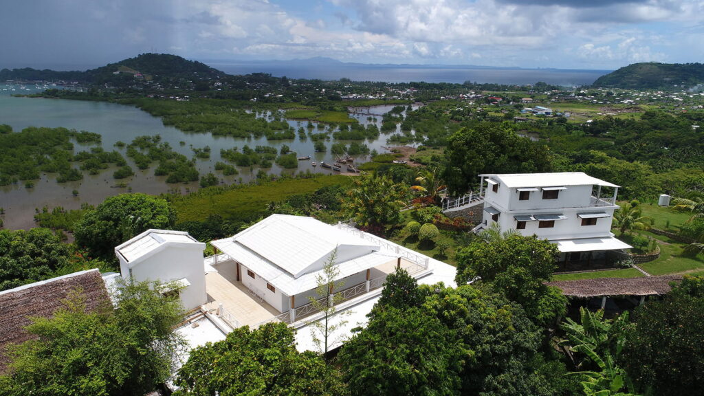 Vue aérienne des villas et du panorama sur la mer