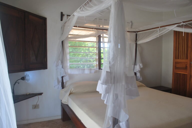 Villa Soleil – Chambre avec lit à baldaquin