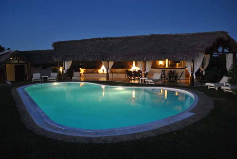 Piscine de la Villa Soleil en soirée